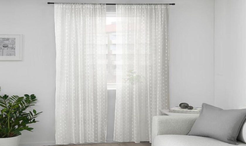 Chiffon Curtains for Romantic Bedroom Décor- Can it help with creating a blissful atmosphere